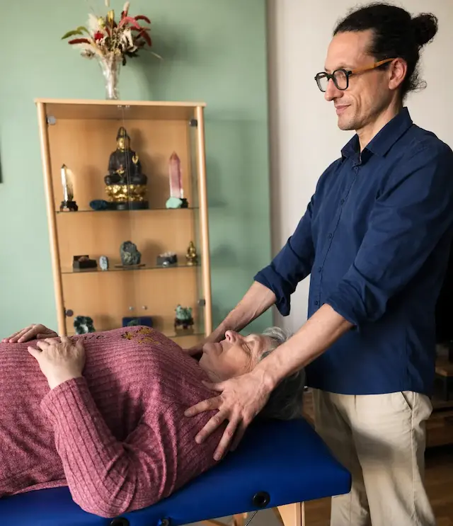 Bruno Lapetina en séance, thérapeute psycho-corporel à Nantes